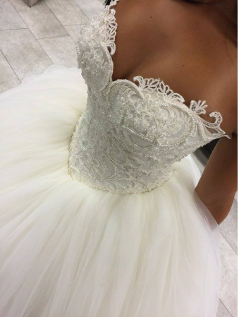 Gorgeous Pearls Ball Gown Sweetheart Lace Applique Beads Tulle Princess Wedding Dress