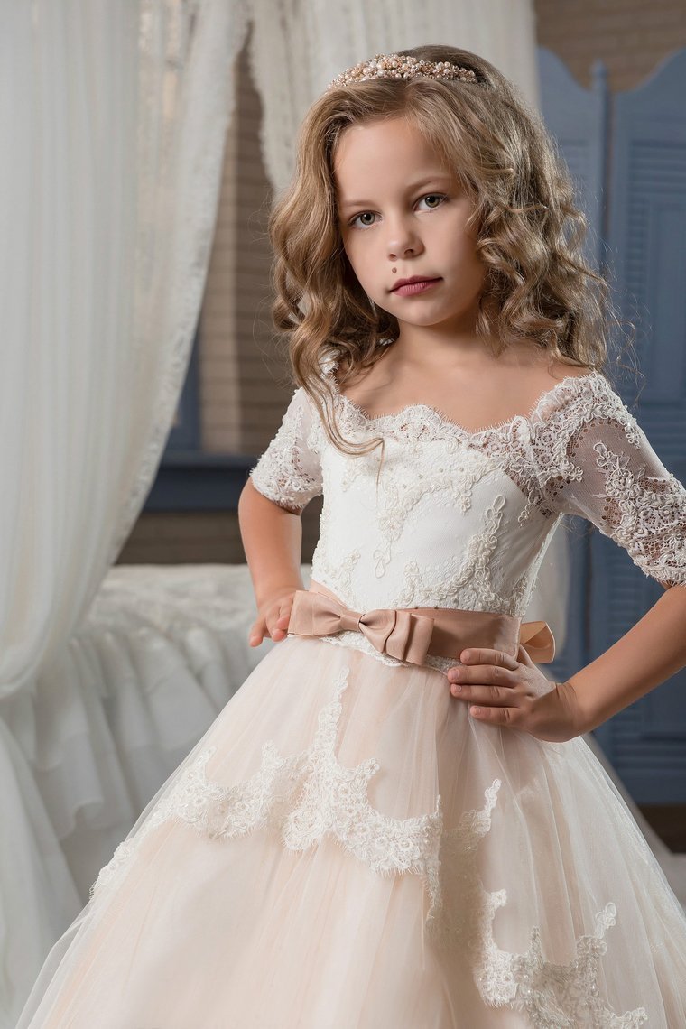 2024 Tulle Bateau Flower Girl Dresses Short Sleeves With Applique