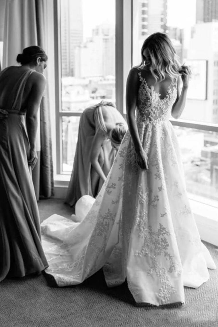 Classy Scoop Necking Ivroy Lace Modest Wedding Dresses Bridal